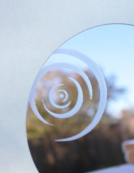 miroir rond gravé ondulations eau base chêne elementti